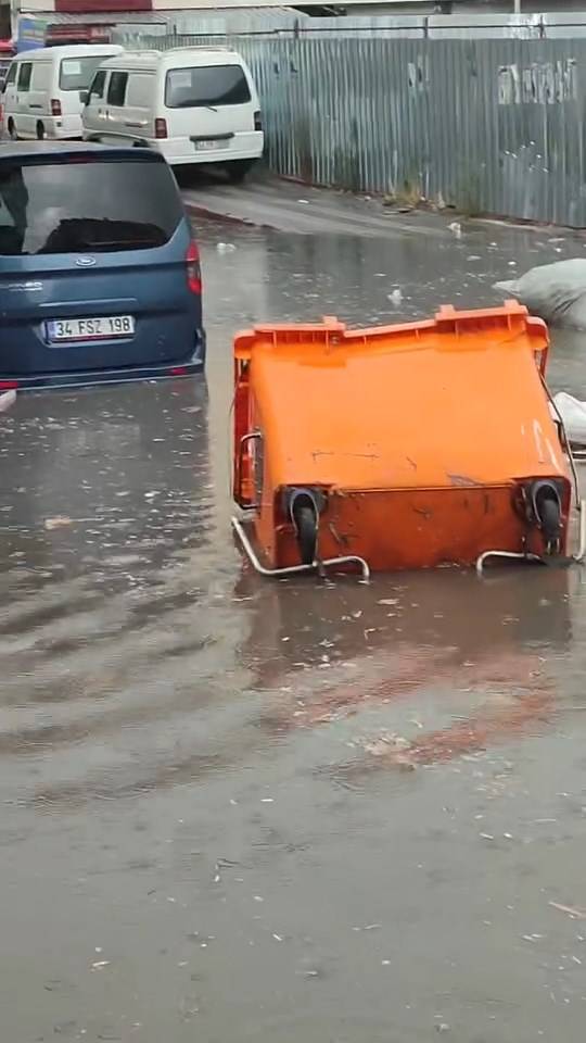 İstanbul'da sağanak hayatı felç etti! Araçlar sular altında kaldı 72